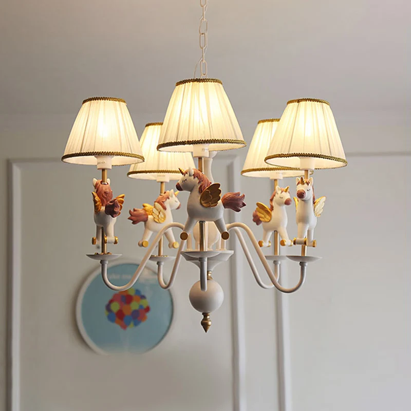 Witte kinderhanglamp Eenhoorn, 5 lampen, metalen kroonluchter met stoffen kap voor meisjesslaapkamer Clearhalo