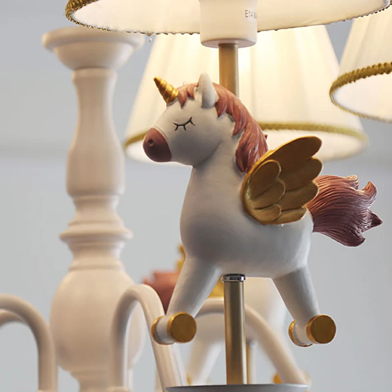Witte kinderhanglamp Eenhoorn, 5 lampen, metalen kroonluchter met stoffen kap voor meisjesslaapkamer Clearhalo