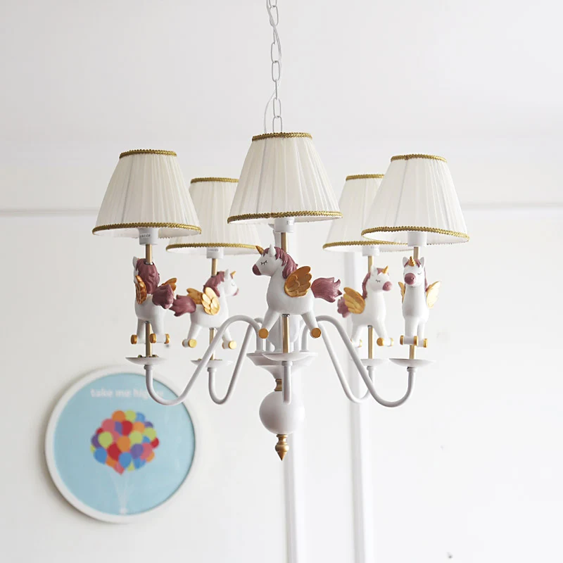 Witte kinderhanglamp Eenhoorn, 5 lampen, metalen kroonluchter met stoffen kap voor meisjesslaapkamer Clearhalo