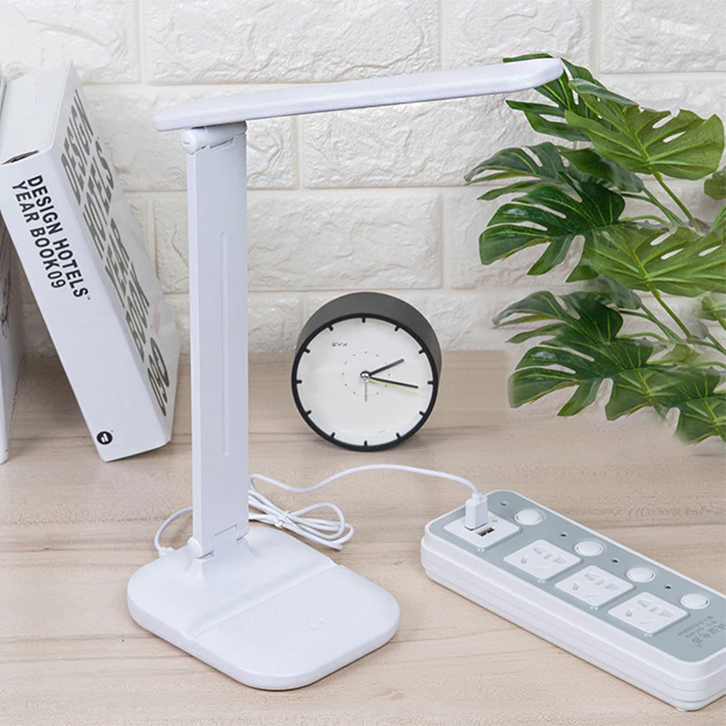 Witte langwerpige bureaulamp, eenvoudige stijl, kunststof LED-draaibare lamp voor lezen naast het bed Clearhalo