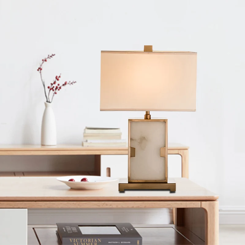 Witte rechthoekige bureaulamp Modernisme 1-lamps stoffen taaklamp met gouden metalen voet Clearhalo