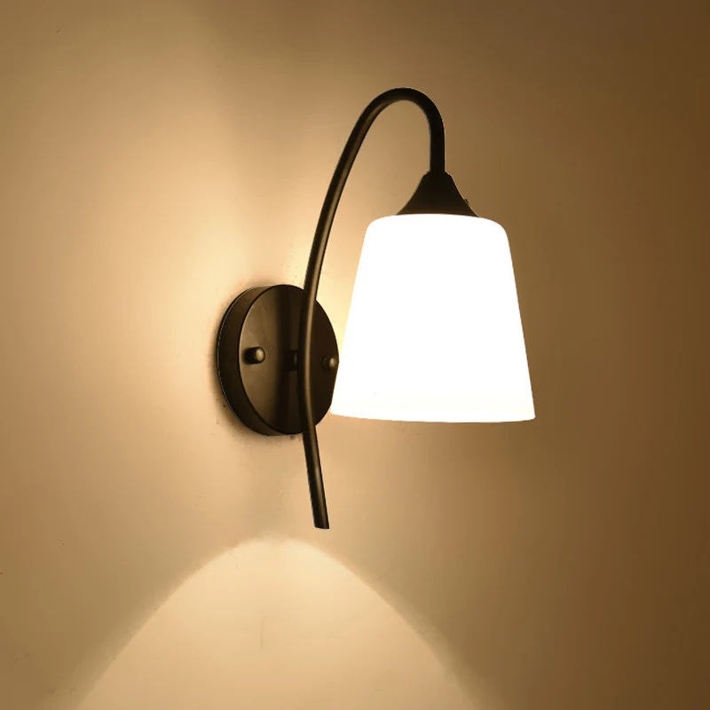Zwarte afwerking zwanenhals wandlamp rustiek metaal 1-lamps slaapkamer schanslamp met melkglazen kap Clearhalo