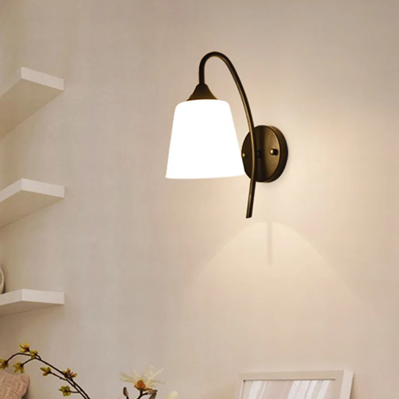Zwarte afwerking zwanenhals wandlamp rustiek metaal 1-lamps slaapkamer schanslamp met melkglazen kap Clearhalo