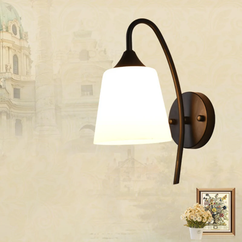 Zwarte afwerking zwanenhals wandlamp rustiek metaal 1-lamps slaapkamer schanslamp met melkglazen kap Clearhalo