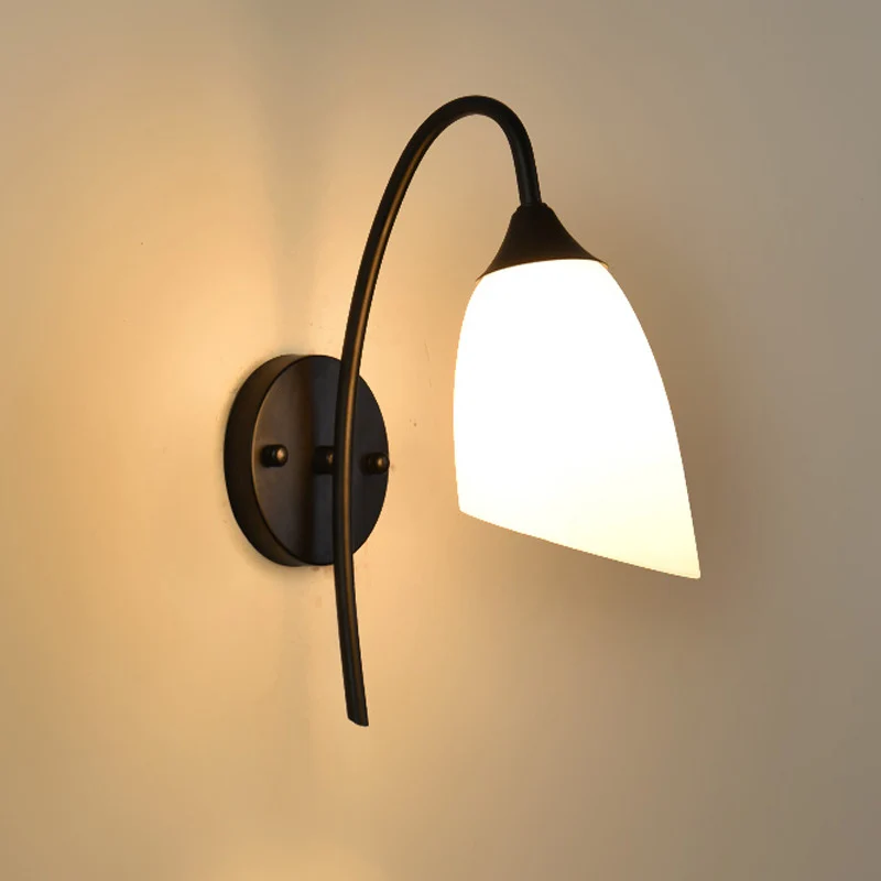 Zwarte afwerking zwanenhals wandlamp rustiek metaal 1-lamps slaapkamer schanslamp met melkglazen kap Clearhalo
