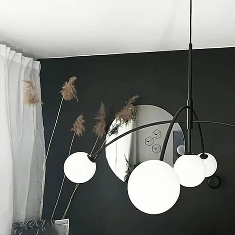 Zwarte boogvormige hanglamp moderne 5-koppige melkachtige bolglazen kroonluchter voor eetkamer Clearhalo