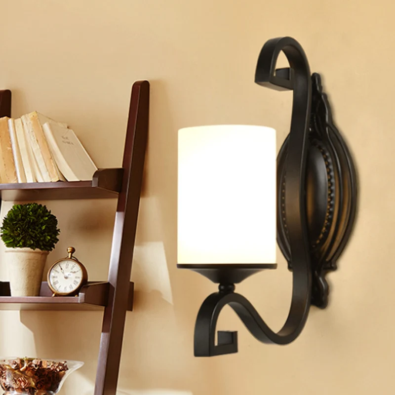 Zwarte cilindrische wandlamp Sconce vintage stijl metalen 1-lichts studeerwandlamp met witte glazen kap Clearhalo