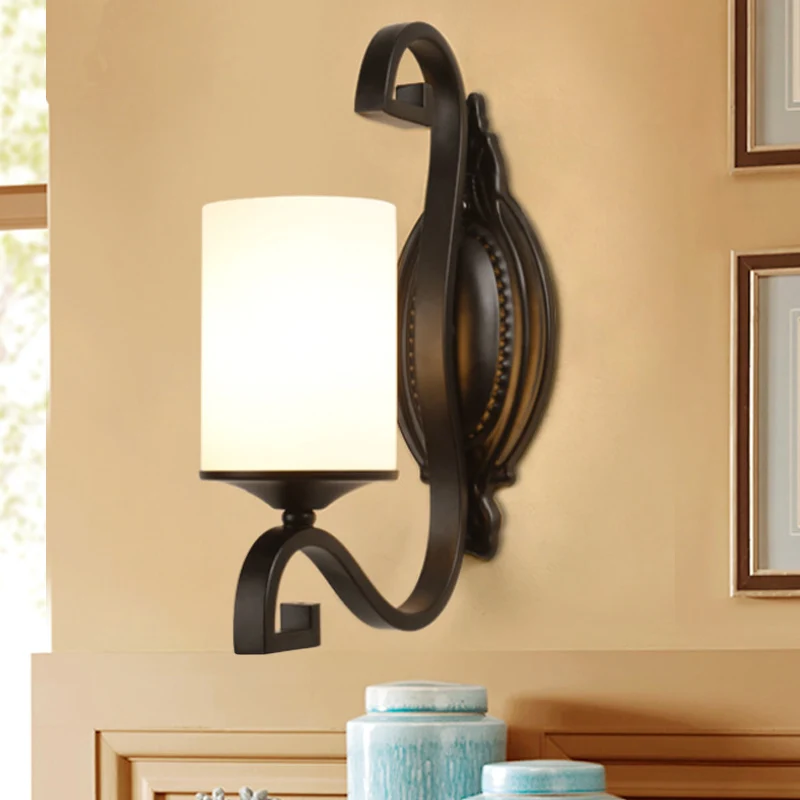 Zwarte cilindrische wandlamp Sconce vintage stijl metalen 1-lichts studeerwandlamp met witte glazen kap Clearhalo