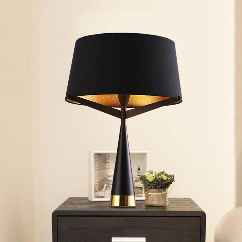 Zwarte Empire Shade Tafellamp Modern 1 Hoofd Stoffen Nachtkastje Verlichting voor Woonkamer Clearhalo