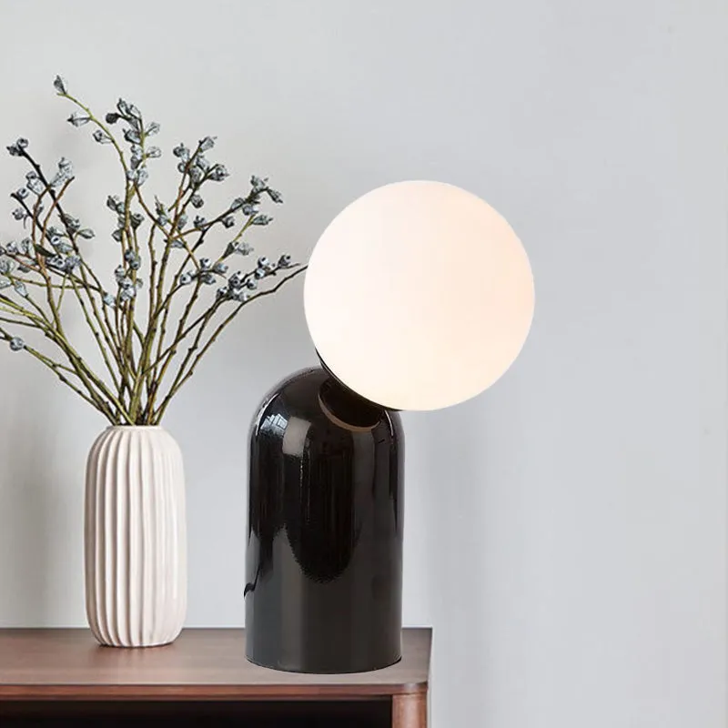 Zwarte semi-capsule tafellamp Minimalistisch 1-lichts metalen bureaulamp met bol opaal glazen kap Clearhalo