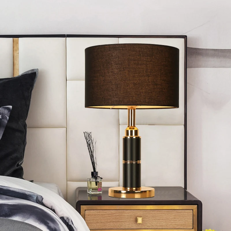 Zwarte trommelvormige bureaulamp Modern 1-lamps stoffen nachtkastje voor nachtkastje met stekker snoer Clearhalo