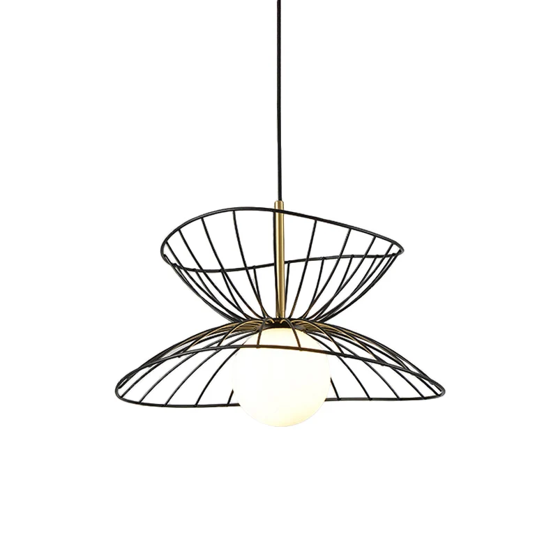 Zwart/gouden dubbel uitlopende slingerlamp Moderne 1-kops metalen plafondhanglamp met bolvormige opaalglazen bodem Clearhalo