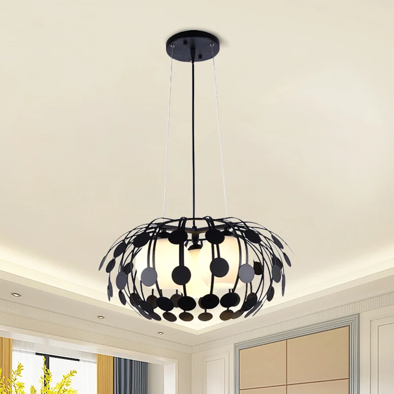 Zwart/witte globe kroonluchter moderne 3-lichts hangende plafondlamp van wit glas met ovaal ijzeren frame Clearhalo