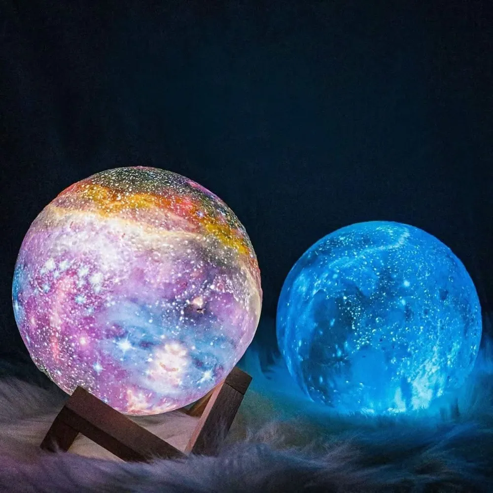 GALAXY MAANLAMP – 3D-maanlamp met 16 kleuren & houten standaard Cozey Maison