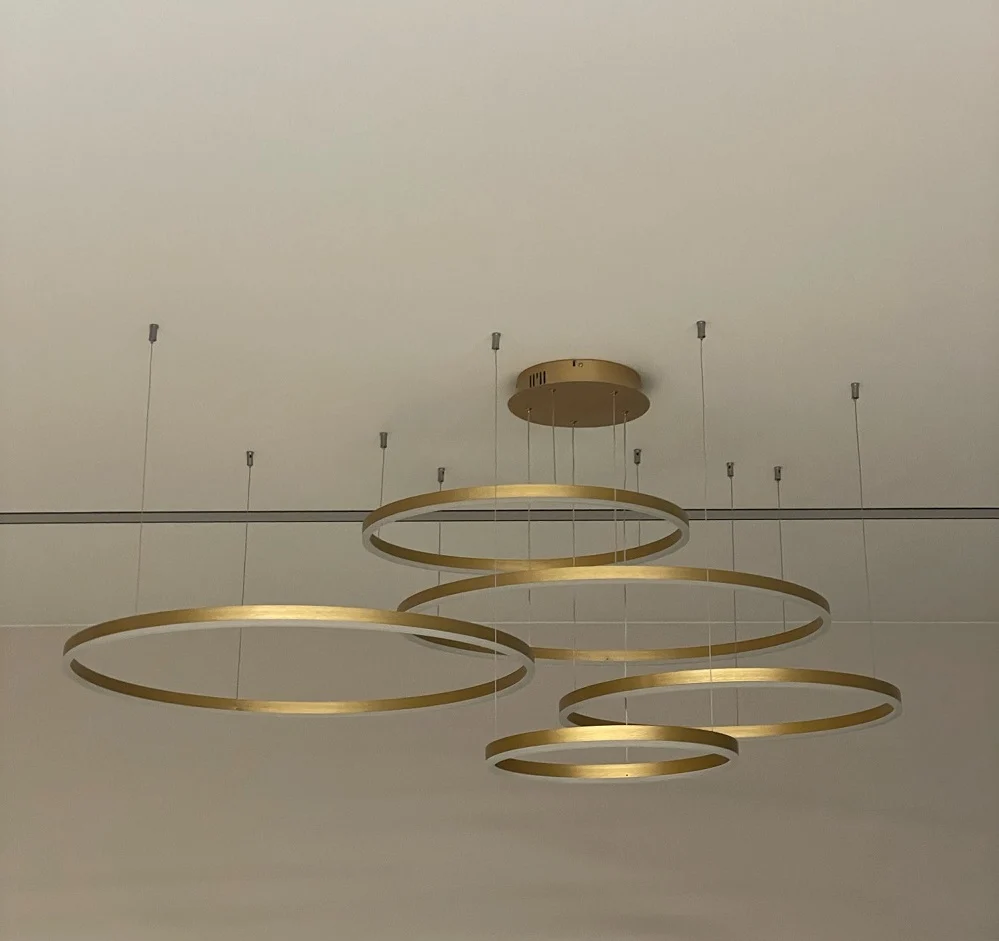 LuxiLamps - 5 Ringen - Hanglamp - Kroonluchter - Modern - Goud - Dimbaar Met Afstandsbediening