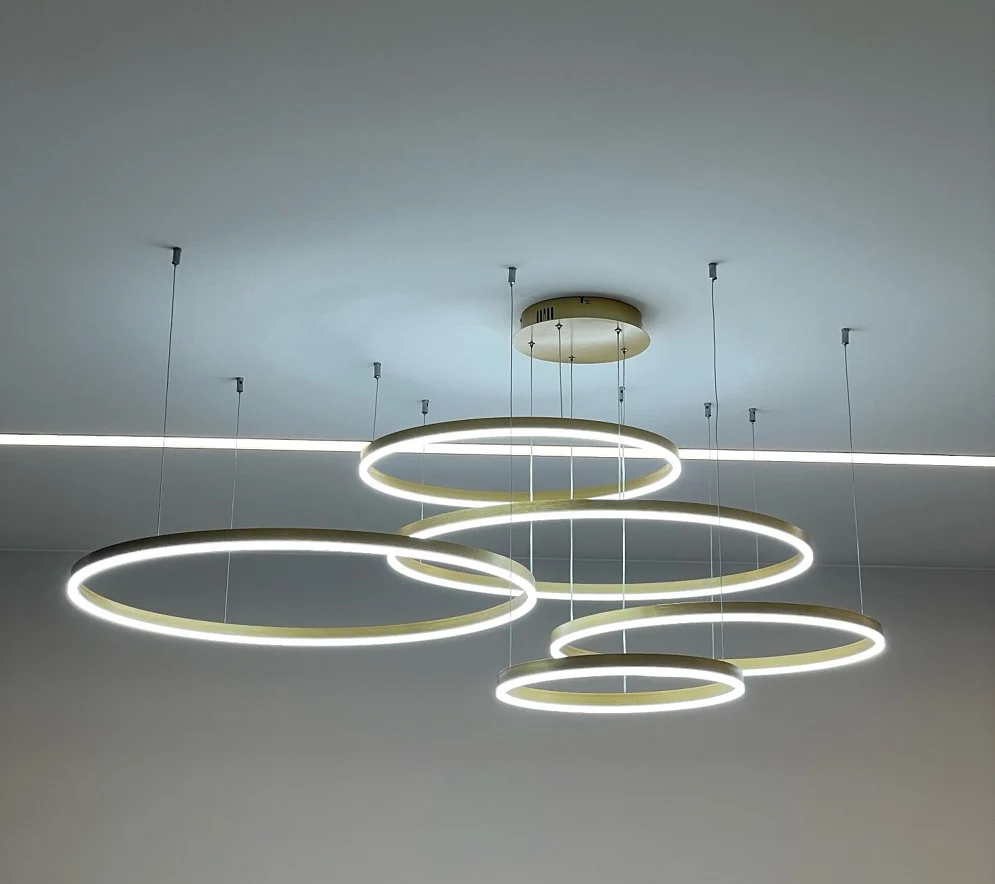 LuxiLamps - 5 Ringen - Hanglamp - Kroonluchter - Modern - Goud - Dimbaar Met Afstandsbediening