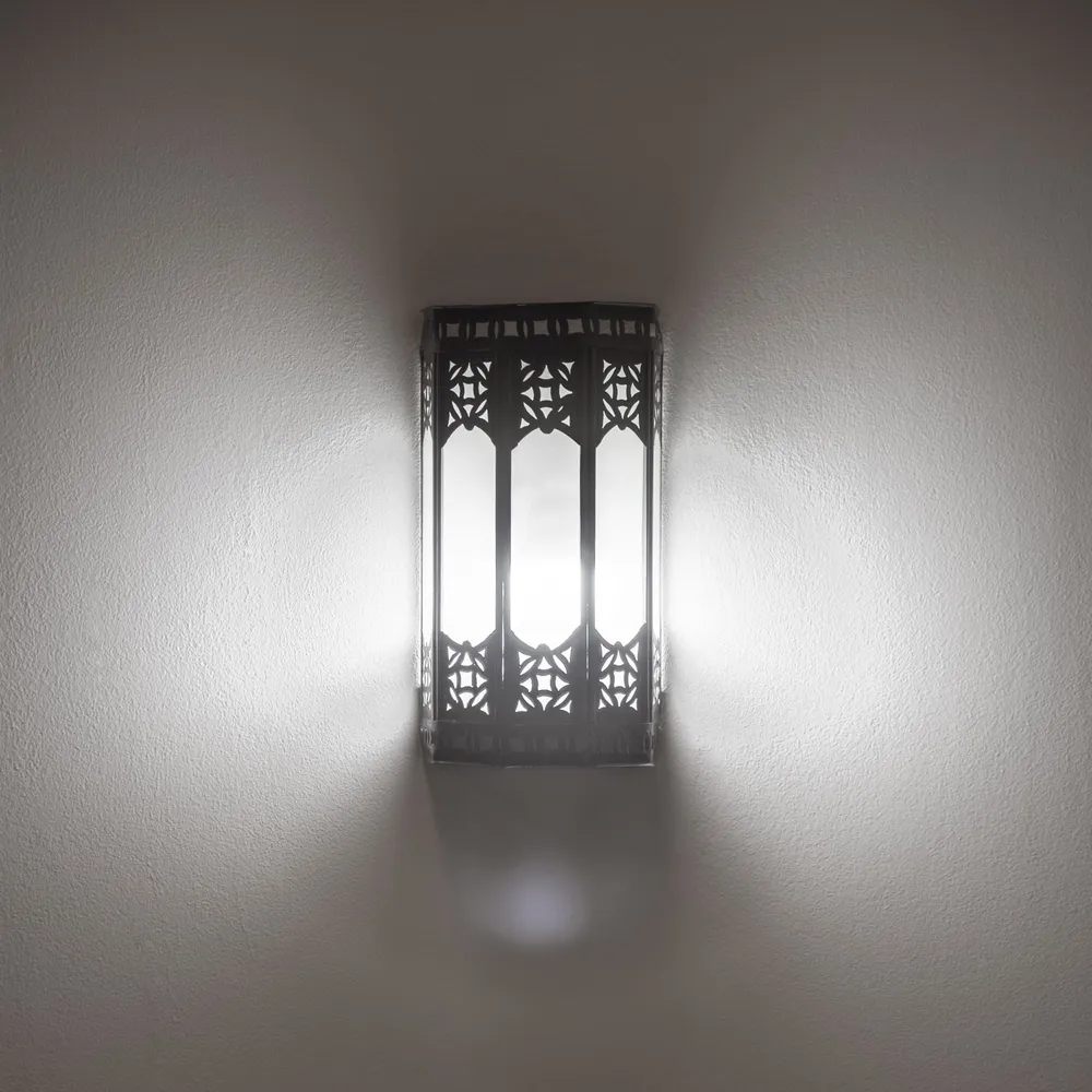 Marokkaanse wandlamp, smeedijzer en wit glas, 22 cm
