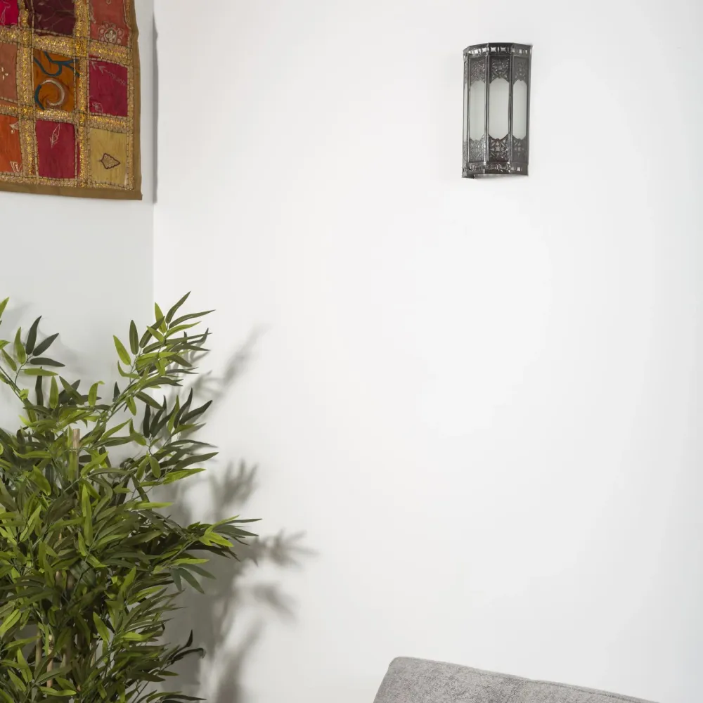 Marokkaanse wandlamp, smeedijzer en wit glas, 22 cm