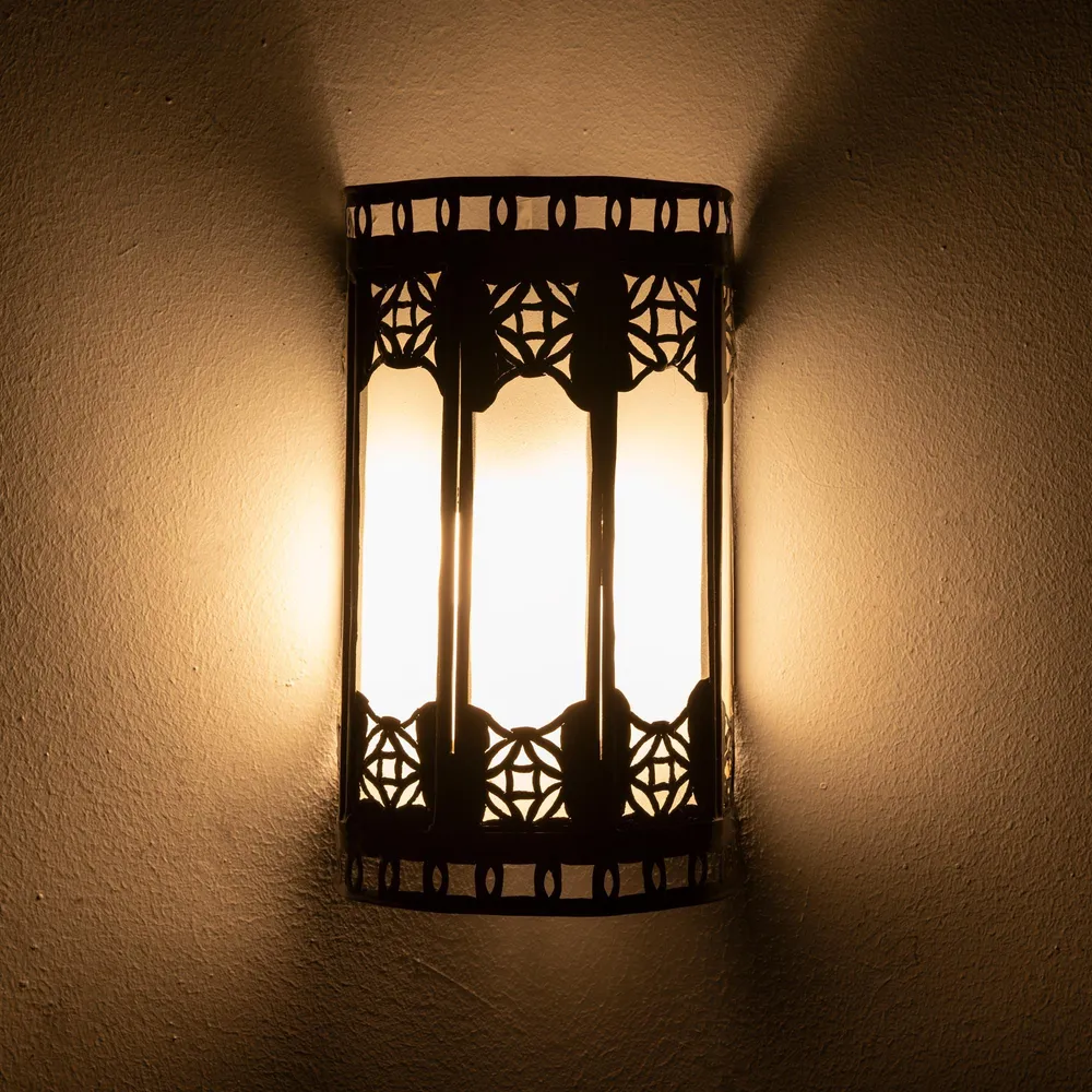Marokkaanse wandlamp, smeedijzer en wit glas, 22 cm