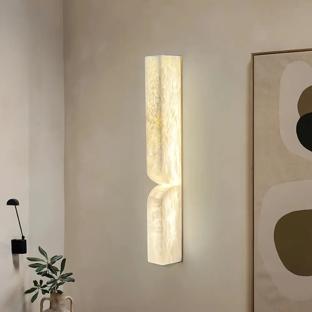 Sculpturale Wandlamp van Albast met Messing Accenten Japandi
