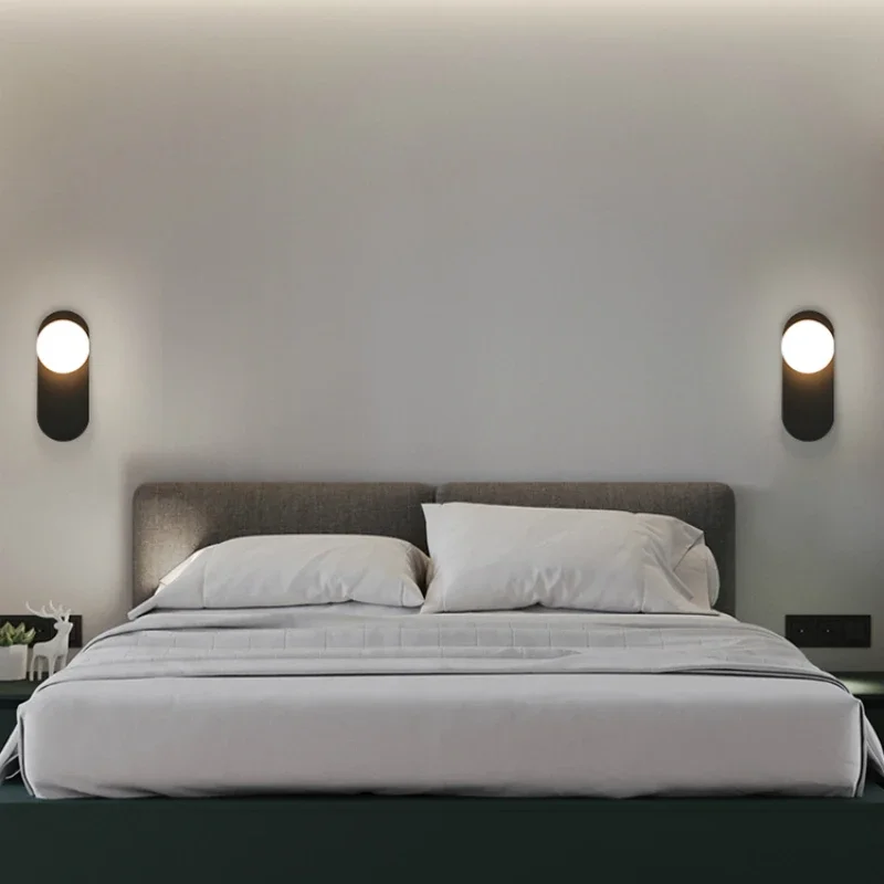GildedGlimmer - Moderne LED Wandlamp met Glazen Bol Selzar