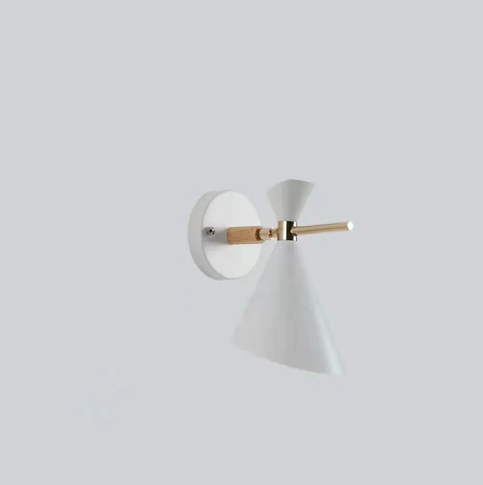 NordicGlow - Eenvoudige Noordse wandlamp met hoornkap Selzar