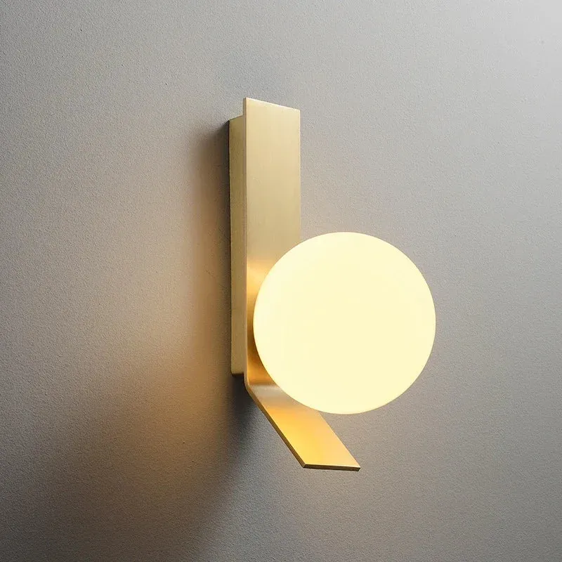 OpulentAura - Wandlamp met Gouden Glazen Bol Selzar