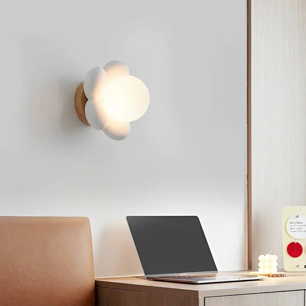 Wandlamp Bloemvorm met Houten Basis – Warm Witte LED Verlichting voor Binnengebruik