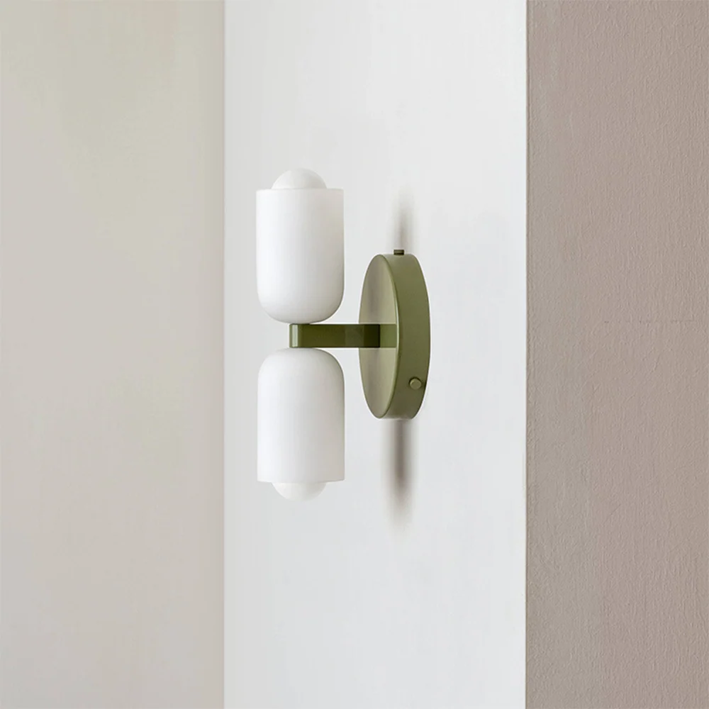 Wandlamp met Acrylaat Kap en Warm Licht voor Moderne Binnenruimtes