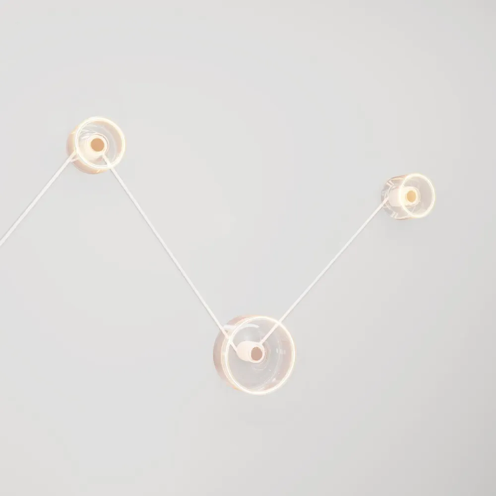 Wandlamp Spostaluce met 3 Ghost lichtbronnen en wit strijkijzersnoer
