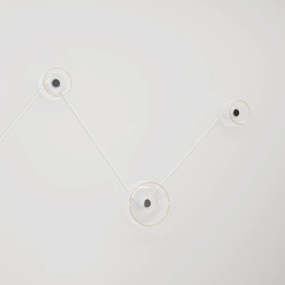 Wandlamp Spostaluce met 3 Ghost lichtbronnen en wit strijkijzersnoer